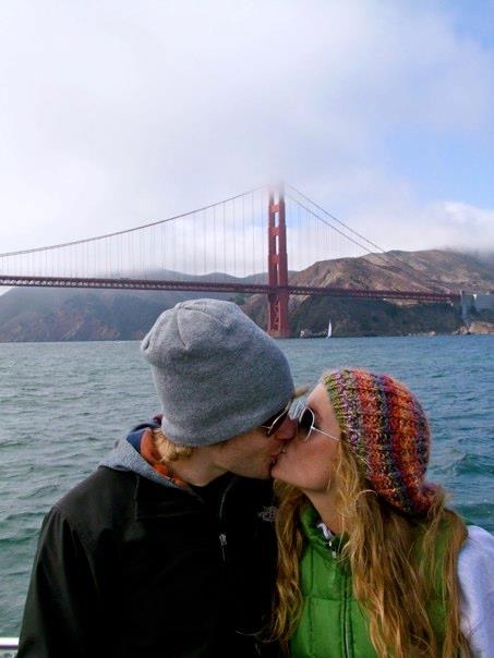 Целующиеся на фоне моста и моря, влюблённые