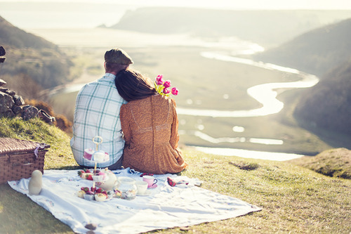 Парень и девушка на пикнике любуются природой