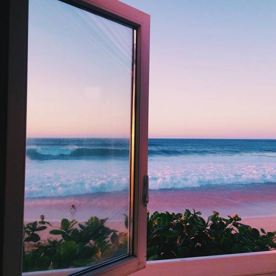 Открытое окно с видом на море