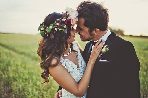 Жених и невеста в венке из цветов