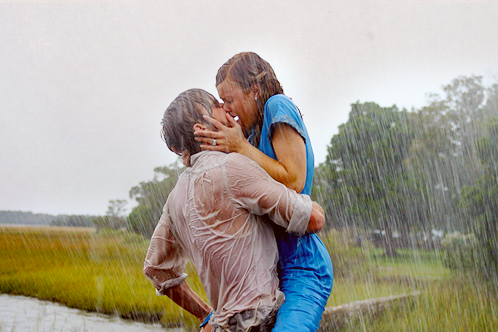 страстный поцелуй под дождём
