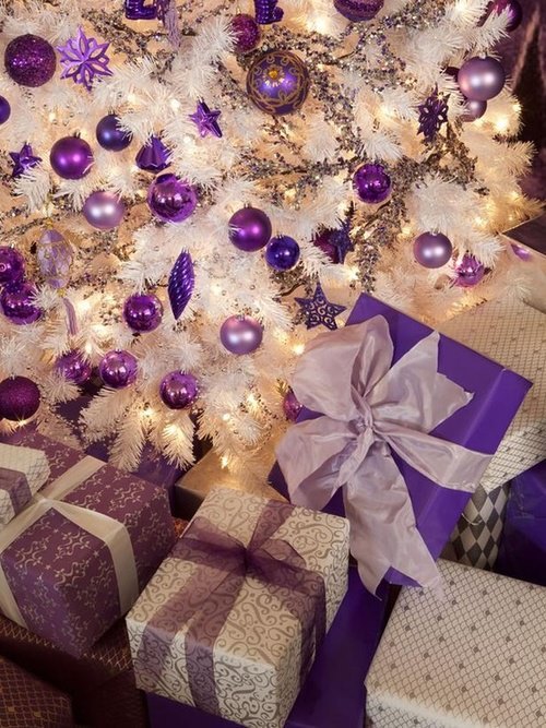 Подарки под Новогодней елкой