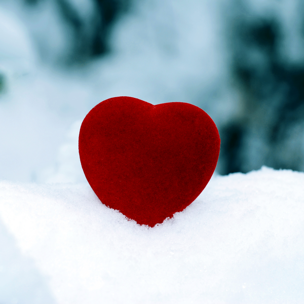 красное сердце на снегу