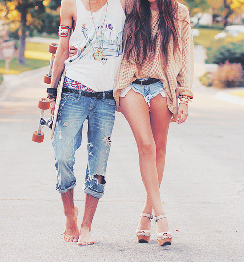 парень со скейтом и длинноногая девушка в шортах