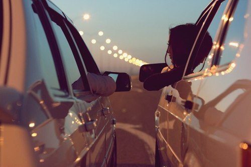 Разговор мужчины и женщины из окон своих авто
