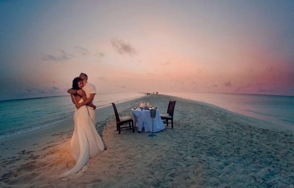 свадебный вечер на берегу моря на закате