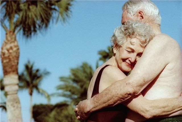 Бабушка с дедушкой обнимаются