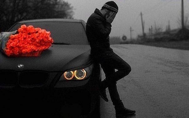 парень плачет и большой букет роз на капоте машины