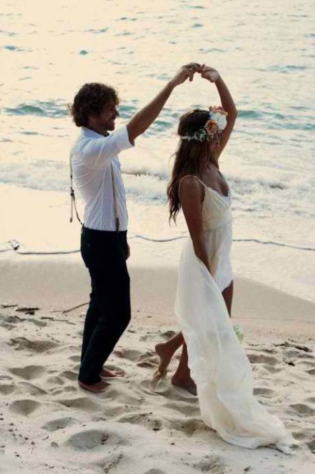Парень с девушкой в белом платье на берегу моря