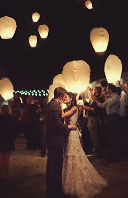 Жених и невеста целуются на фоне китайских фонарик