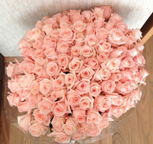 Большой букет розовых роз