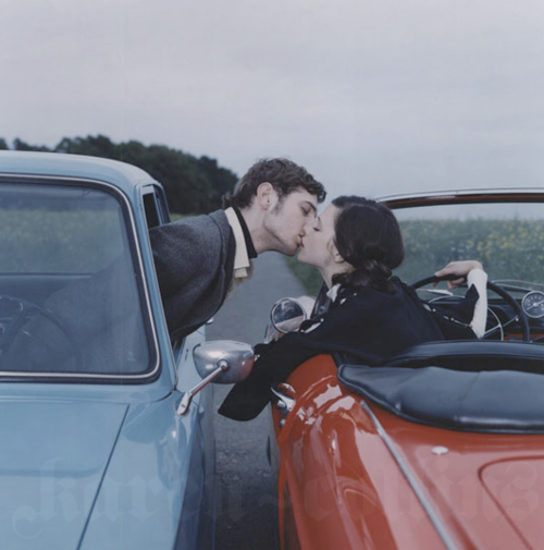 Поцелуй из автомобилей или романтика в стиле ретро
