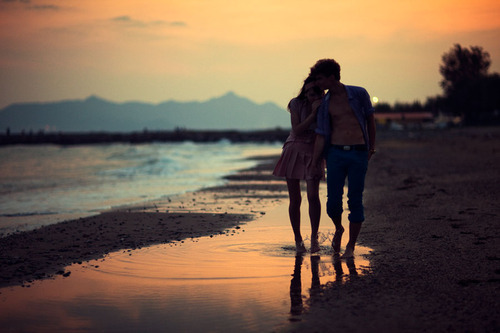 Прогуливающиеся по берегу моря, влюблённые