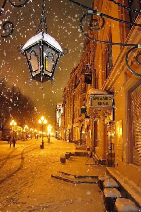 Фонарь, освещённая улица, зима и снег