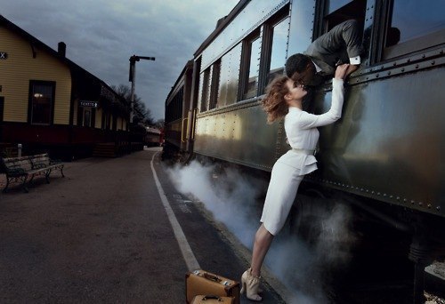девушка целует парня в окне уходящего поезда