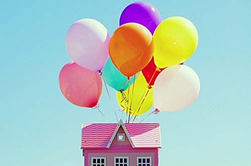 Летящий на воздушных шариках розовый дом