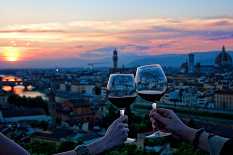 Руки парня и девушки с бокалами вина на фоне город