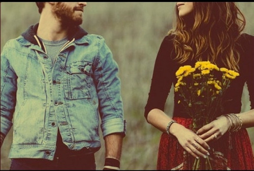 Парень с бородой и девушка с  полевыми цветами