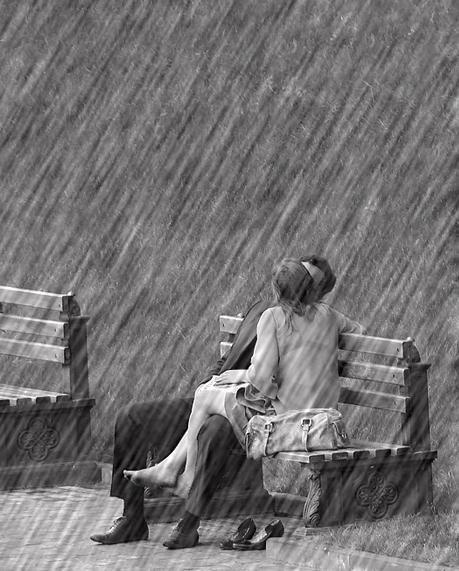 Целующиеся под дождем на скамейке