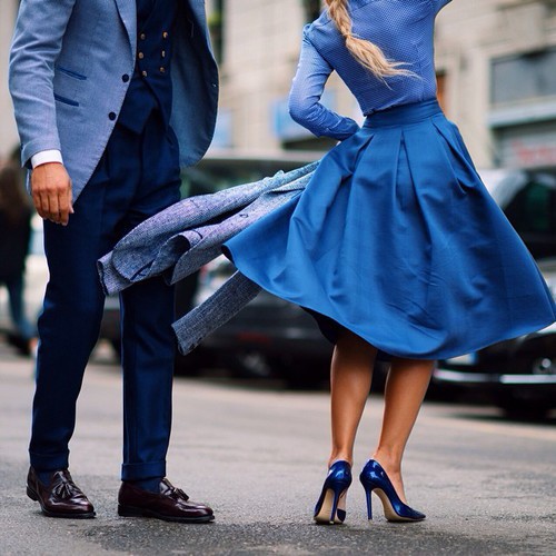 Парень и девушка в голубом платье