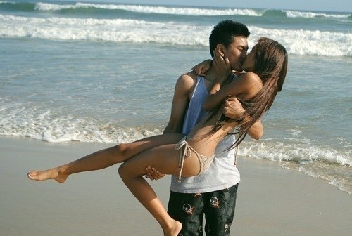 романтический поцелуй на пляже