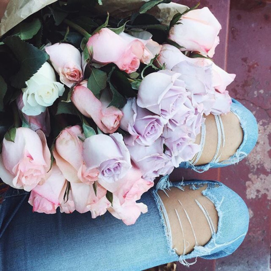 Букет розовых роз на коленях девушки