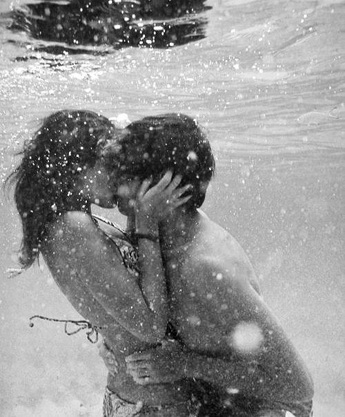 романтичный поцелуй под водой