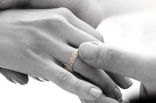 парень одевает кольцо на руку девушке