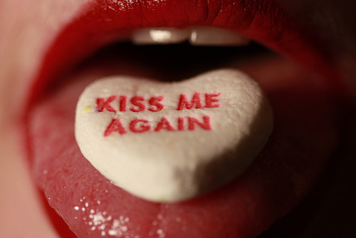 Конфетка "Поцелуй меня снова" на языке девушки