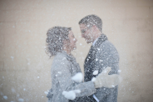 Парень с девушкой под летящим снегом