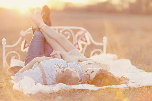 Парень с девушкой лежат на летней поляне