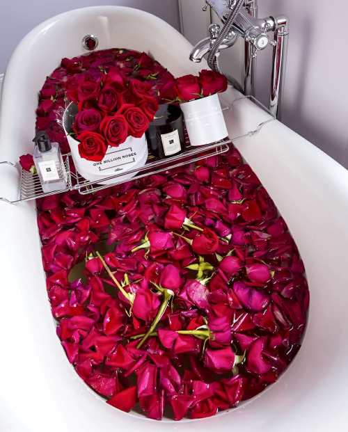 Ванна, наполненная красными розами