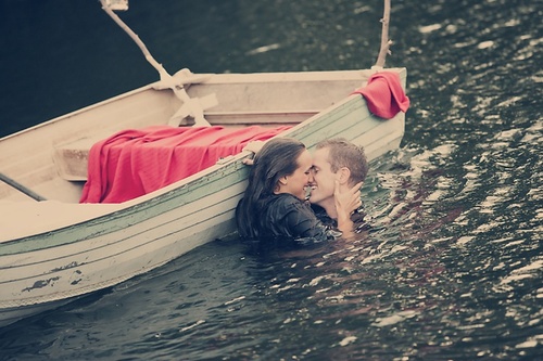 Влюбленные в воде у лодки