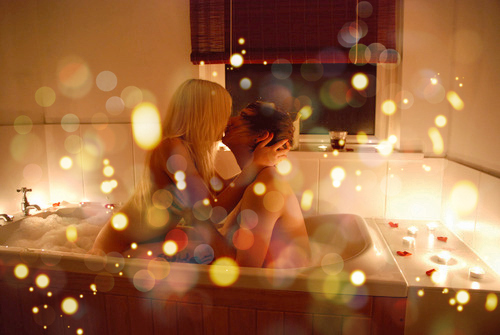 Парень с девушкой целуются в ванне