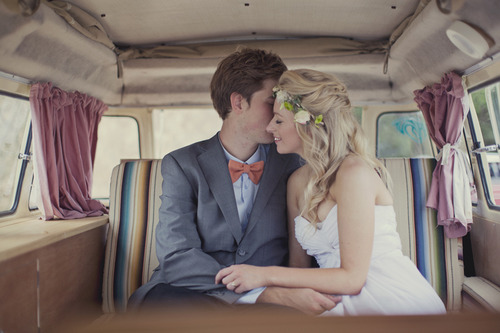 Жених и невеста в свадебной машине