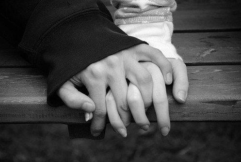 Сцепленные руки влюбленных (ч/б фото)