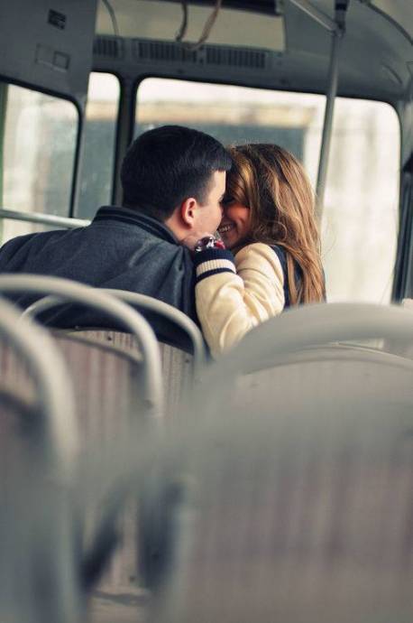 Парень с девушкой в автобусе смеются