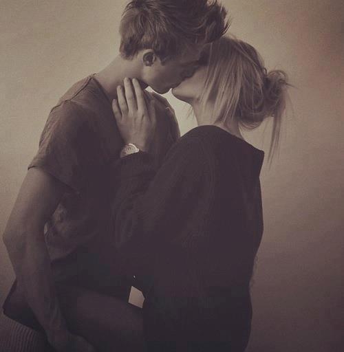 Парень с девушкой блондинкой целуются