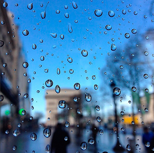 Весенние капли дождя на стекле